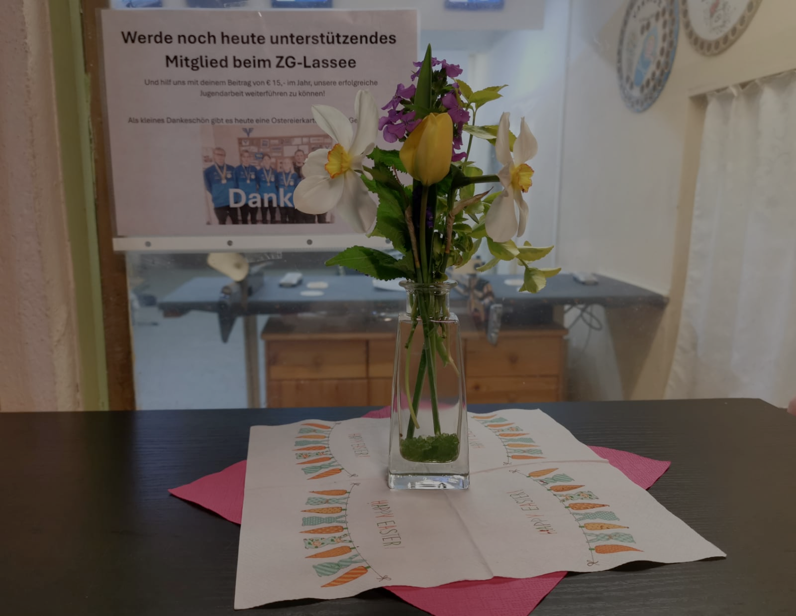 Blume beim Ostereiern